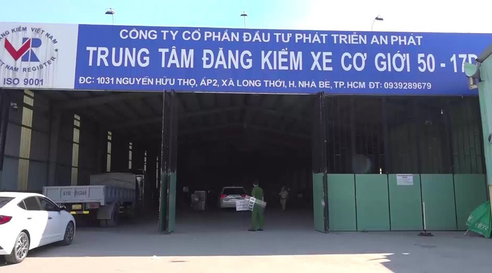 Cụ thể gồm: 5 Trung tâm do Trần Lập Nghĩa làm giám đốc: Trung tâm Đăng kiểm: 62-03D (tỉnh Long An); 71-02D (tỉnh Bến Tre); 83-02D (tỉnh Sóc Trăng); 66-02D (tỉnh Đồng Tháp); 63-02D (tỉnh Tiền Giang), Trung tâm Đăng kiểm 50-15D (TP Thủ Đức, TP HCM) do Nguyễn Trọng Vĩnh làm Giám đốc. Trung tâm Đăng kiểm 50-07V (quận Bình Tân) do Ngô Ngọc Sơn làm giám đốc, Trung tâm Đăng kiểm 50-10D (huyện Củ Chi) do Nguyễn Thanh Tâm là giám đốc, Trung tâm Đăng kiểm 50-17D (huyện Nhà Bè) do Hồ Hữu Tài làm Giám đốc; thu giữ nhiều tài liệu, vật chứng liên quan đến hành vi phạm tội.