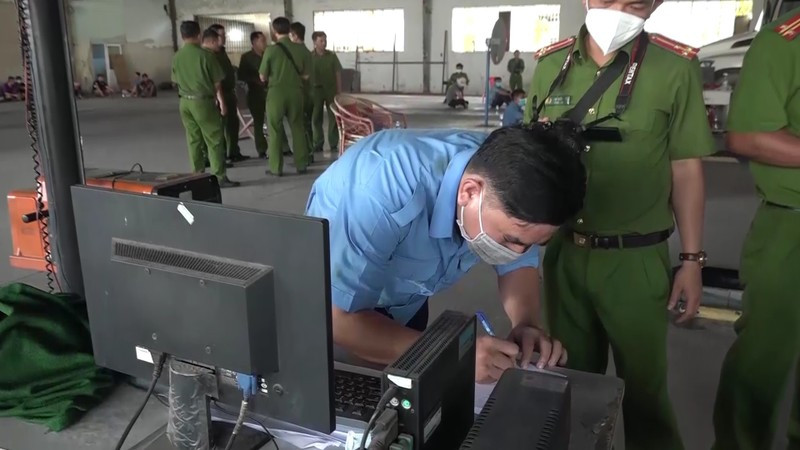 Để có tiền chia cho các nhân viên hàng tuần và làm quỹ hoạt động của Trung tâm, Giám đốc các Trung tâm đăng kiểm nêu trên đã chỉ đạo nhân viên trong quá trình kiểm định chất lượng và đo tiêu chuẩn khí thải bảo vệ môi trường đã cố ý bỏ qua lỗi vi phạm.