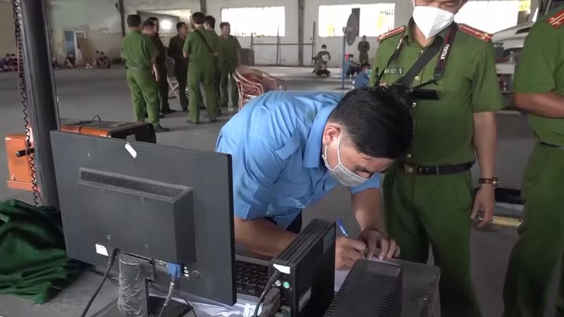 Để có tiền chia cho các nhân viên hàng tuần và làm quỹ hoạt động của Trung tâm, Giám đốc các Trung tâm đăng kiểm nêu trên đã chỉ đạo nhân viên trong quá trình kiểm định chất lượng và đo tiêu chuẩn khí thải bảo vệ môi trường đã cố ý bỏ qua lỗi vi phạm.