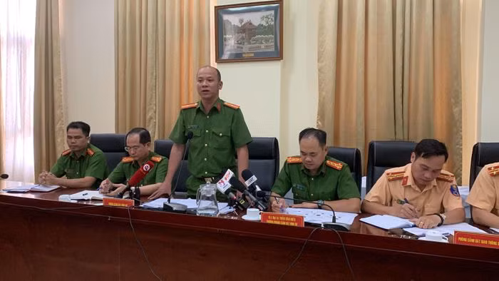 Kết hợp thông tin từ các nguồn đơn thư, phản ánh của người dân, kết quả phối hợp trao đổi thông tin của một số Cục nghiệp vụ Bộ Công an và các biện pháp nghiệp vụ, Công an TP HCM phát hiện các dấu hiệu sai phạm, tiêu cực trong quá trình cấp Giấy chứng nhận kiểm định an toàn kỹ thuật và bảo vệ môi trường phương tiện giao thông cơ giới đường bộ tại một số trung tâm đăng kiểm.