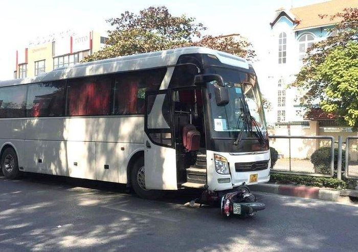  Va chạm với ô tô, người phụ nữ đi xe máy tử vong ở Quảng Ninh: Trưa 21/12, xe ô tô BKS 29B-124.96 đang lưu thông trên QL18 theo hướng TP. Uông Bí đi Quảng Yên. Khi đi đến Km78 thuộc phường Yên Thanh (TP. Uông Bí), xe ô tô bất ngờ va chạm với xe máy BKS 14Y1-208.31 do người phụ nữ điều khiển (chưa rõ danh tính, quê quán) cùng chiều phía trước. Cú va chạm mạnh giữa 2 phương tiện khiến xe máy do người phụ nữ điều khiển bị cuốn vào gầm ô tô và nạn nhân tử vong tại chỗ. 