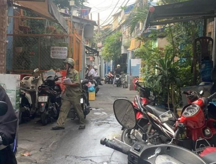  Không được mời vẫn cố tình đến nhậu rồi đâm chết người: Mặc dù cả hai xảy ra mâu thuẫn nhiều lần, nhưng khi ông N.V.K (SN 1981, trú quận Bình Thạnh, TP HCM) bày bàn nhậu Nguyễn Trường Hận (SN 1981) vẫn đến ngồi cùng. Cả hai lại nảy sinh mâu thuẫn dẫn đến ẩu đả. Hận về nhà lấy hung khí đâm ông K. tử vong. Ngày 21/12, Công an quận Bình Thạnh cho biết đã tạm giữ Nguyễn Trường Hận để điều tra làm rõ hành vi “giết người”. 