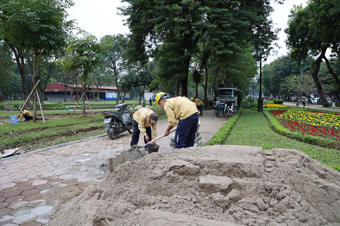 Gấp rút hoàn thiện hạng mục lát đá vỉa hè. 