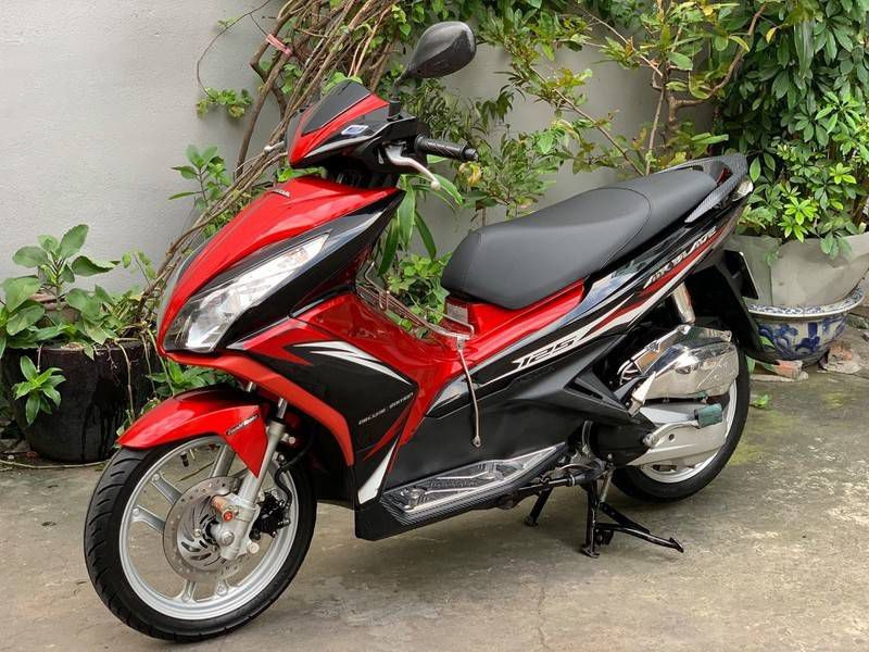 Kết quả đã xác định khoảng 19h ngày 2/12, có một nam thanh niên đeo khẩu trang, mặc quần cộc, áo khoác màu lông chuột, đi xe máy Airblade màu đỏ đến xóm trọ rồi vào phòng bà Y., ở đó hơn 1 tiếng sau thì đi ra. Người dân xóm trọ không biết nam giới này là ai, nhưng qua trang phục, có thể thấy đó là người địa phương, ở không xa khu vực hiện trường. Lúc này, việc rà soát camera để dựng lộ trình di chuyển của nghi phạm được triển khai đồng loạt. (Ảnh minh họa, nguồn ảnh Internet) 