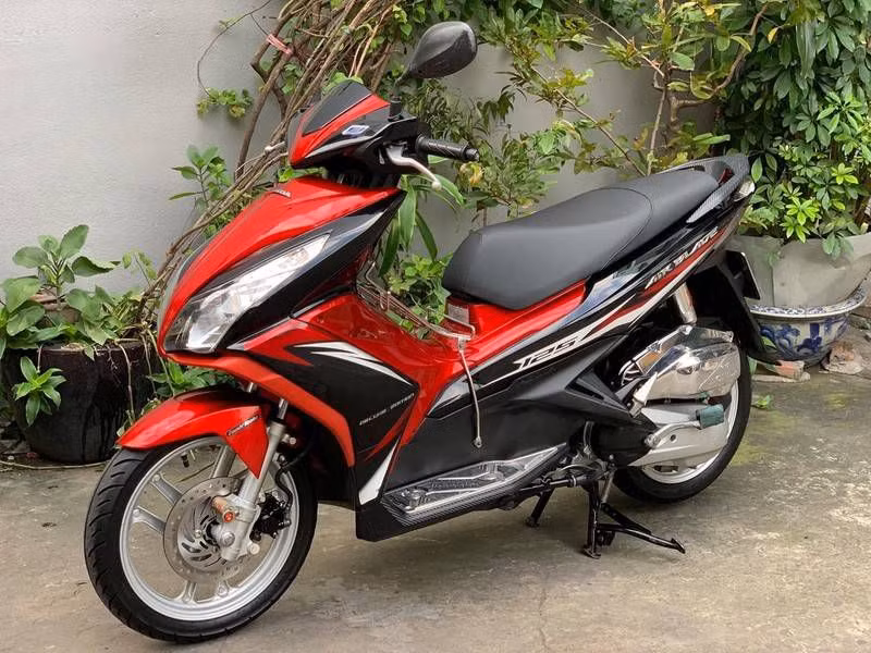 Kết quả đã xác định khoảng 19h ngày 2/12, có một nam thanh niên đeo khẩu trang, mặc quần cộc, áo khoác màu lông chuột, đi xe máy Airblade màu đỏ đến xóm trọ rồi vào phòng bà Y., ở đó hơn 1 tiếng sau thì đi ra. Người dân xóm trọ không biết nam giới này là ai, nhưng qua trang phục, có thể thấy đó là người địa phương, ở không xa khu vực hiện trường. Lúc này, việc rà soát camera để dựng lộ trình di chuyển của nghi phạm được triển khai đồng loạt. (Ảnh minh họa, nguồn ảnh Internet) 