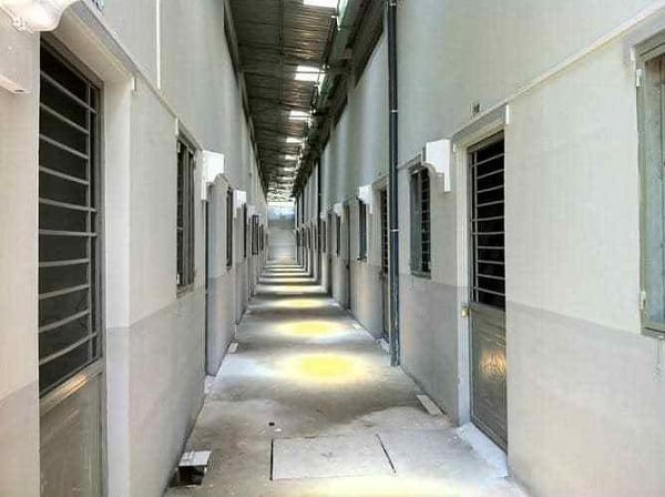 Theo đó, khoảng 18h ngày 2/12/2021, sau khi đi xe BKS 61D1- 605.62 giao gà tại ngã 3 Vũng Tàu về đến phường Tân Bình, TP Dĩ An, Nhật nảy sinh ý định tìm gái bán dâm. Vì trước đây Nhựt đã 2 lần mua dâm bà Y., nên gã đã nhắn tin thỏa thuận về giá cả. Bà Y. đưa ra yêu cầu mỗi lần mua dâm Nhựt phải trả 300 nghìn đồng và phải "bo" thêm 200 nghìn nữa. Nhật đồng ý và đi xe tới phòng trọ của bà Y. (Ảnh minh họa, nguồn ảnh Internet)