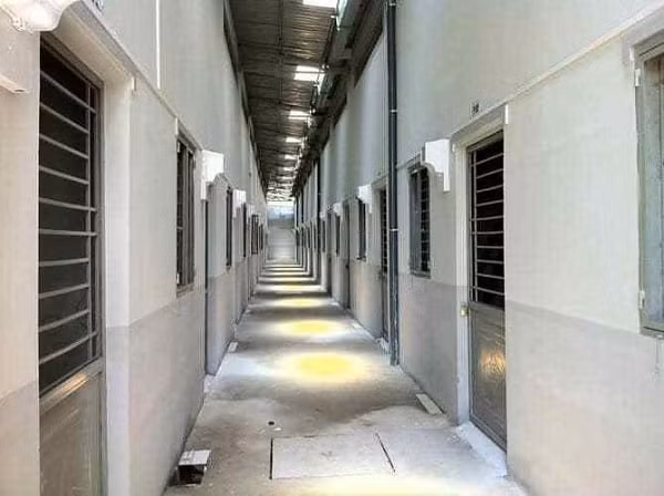 Theo đó, khoảng 18h ngày 2/12/2021, sau khi đi xe BKS 61D1- 605.62 giao gà tại ngã 3 Vũng Tàu về đến phường Tân Bình, TP Dĩ An, Nhật nảy sinh ý định tìm gái bán dâm. Vì trước đây Nhựt đã 2 lần mua dâm bà Y., nên gã đã nhắn tin thỏa thuận về giá cả. Bà Y. đưa ra yêu cầu mỗi lần mua dâm Nhựt phải trả 300 nghìn đồng và phải "bo" thêm 200 nghìn nữa. Nhật đồng ý và đi xe tới phòng trọ của bà Y. (Ảnh minh họa, nguồn ảnh Internet)