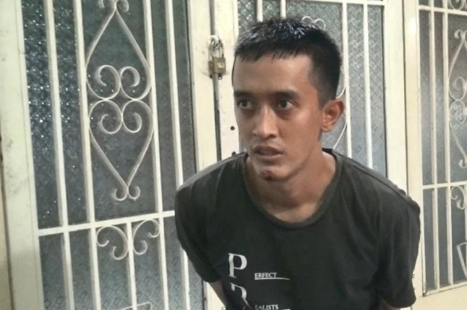 Xong xuôi, Nhựt không đồng ý "bo" thêm tiền cho bà Y. như đã thỏa thuận, nên hai bên nảy sinh mâu thuẫn. Trong lúc cãi vã, bà Y. đã cắn vào cằm Nhựt. Bực tức vì bị đau nên Nhựt đã dùng hai tay bóp cổ nạn nhân cho đến lúc thấy bà Y. tắt thở gã mới buông tay. Sau đó Nhật lấy tiền và 2 điện thoại của bà Y. rồi ra xe chạy thẳng về nhà cất giấu rồi lẩn trốn cho đến khi bị lực lượng phá án phát hiện, bắt giữ.