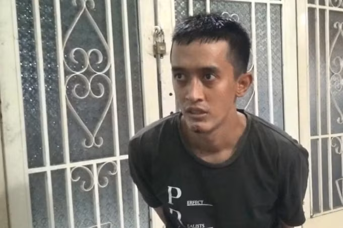 Xong xuôi, Nhựt không đồng ý "bo" thêm tiền cho bà Y. như đã thỏa thuận, nên hai bên nảy sinh mâu thuẫn. Trong lúc cãi vã, bà Y. đã cắn vào cằm Nhựt. Bực tức vì bị đau nên Nhựt đã dùng hai tay bóp cổ nạn nhân cho đến lúc thấy bà Y. tắt thở gã mới buông tay. Sau đó Nhật lấy tiền và 2 điện thoại của bà Y. rồi ra xe chạy thẳng về nhà cất giấu rồi lẩn trốn cho đến khi bị lực lượng phá án phát hiện, bắt giữ.