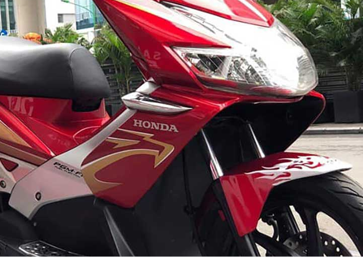 Tiếp tục rà soát tất cả các tuyến đường ra vào hiện trường, cuối cùng lực lượng truy xét đã phát hiện chiếc xe di chuyển về phía phường Tân Bình thuộc TP Dĩ An, tỉnh Bình Dương (cách hiện trường vụ án khoảng 20km) rồi mất dấu. Lực lượng phá án liền tập trung tối đa quân lực, phối hợp với Công an địa phương tổ chức truy tìm chủ nhân của chiếc xe. Kết quả đã truy ra người sở hữu chiếc xe Airblade có đặc điểm phù hợp, nhưng đó lại là một phụ nữ. (Ảnh minh họa, nguồn ảnh Internet)