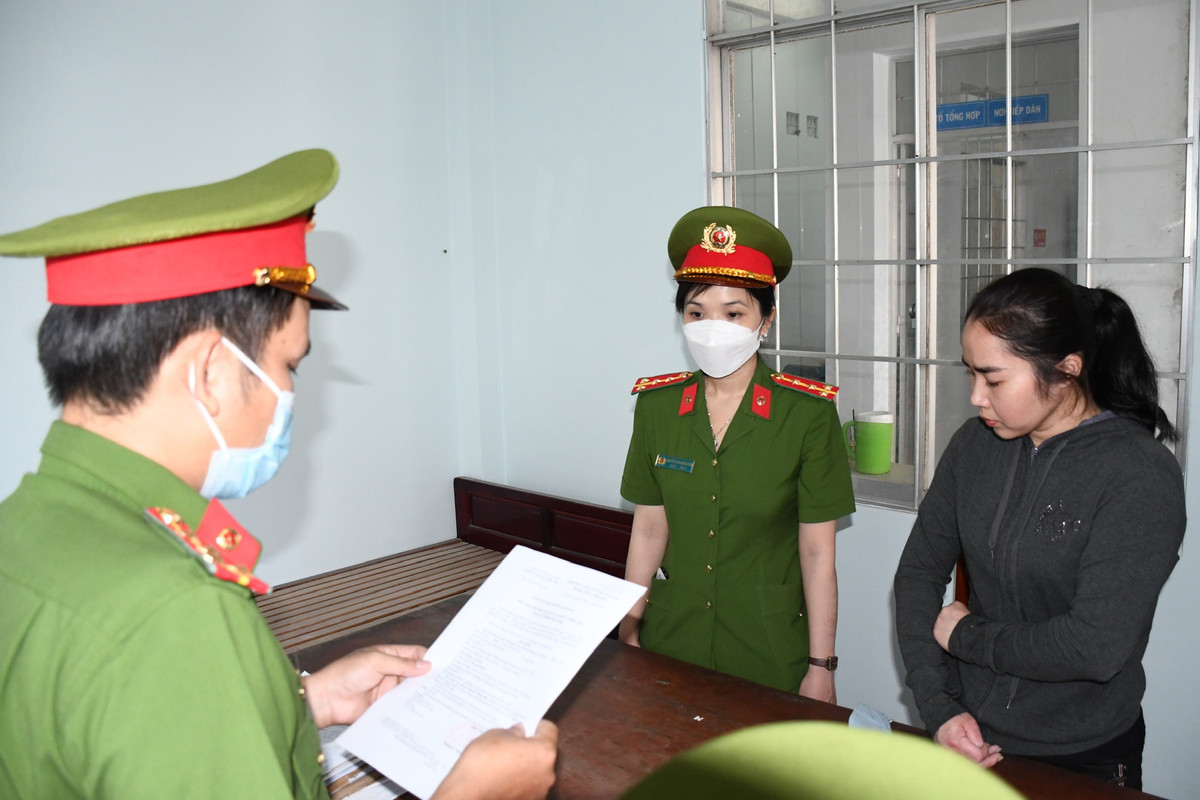  Người phụ nữ chiếm đoạt tiền tỷ để trả nợ xây nhà: Sau khi xây dựng nhà xong, Nguyễn Thị Tuyết Xương (32 tuổi, ngụ TP Trà Vinh, Trà Vinh) mất cân đối tài chính, không còn khả năng thanh toán số nợ. Để có tiền trả nợ và tiêu xài cá nhân, Xương đưa ra thông tin gian dối, kêu người thân đi hỏi vay tiền của nhiều người đưa cho Xương để cho người khác vay đáo hạn ngân hàng, sau đó sẽ trả lại và cho hưởng tiền lãi chênh lệch. Xương vay tổng số tiền hơn 1,4 tỷ đồng; sau đó trả lãi cho các bị hại hơn 308 triệu đồng. Công an xác định Xương chiếm đoạt hơn 1 tỷ đồng. Ngày 22/12, Công an tỉnh Trà Vinh đã khởi tố bị can, thi hành lệnh bắt tạm giam Xương.