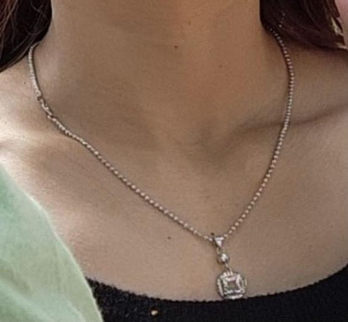  Người phụ nữ bị sát hại, mất sợi dây chuyền vàng trên cổ: Chiều 23/12, Công an tỉnh Bình Dương phát đi thông báo truy tìm vật chứng là một sợi dây chuyền vàng của nạn nhân trong vụ án giết người, cướp tài sản xảy ra vào tối ngày 19/12. Vụ án mạng xảy ra tại một căn ki-ốt ven đường thuộc phường Thuận Giao, TP Thuận An. Nạn nhân tử vong được xác định là bà T.A.T (34 tuổi, quê An Giang). Để phục vụ công tác điều tra, Cơ quan điều tra thông báo tìm sợi dây chuyền vàng trắng trọng lượng 16.598g; mặt dây chuyền vàng trắng không gắn đá trọng lượng 4.016g. 