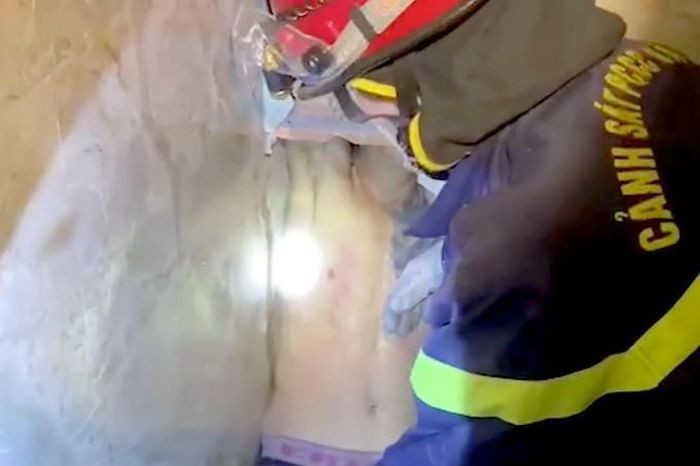  Đục tường cứu người nghi trộm xe mắc kẹt trong lối thông hơi massage: Ngày 23/12, Công an TP Thuận An (tỉnh Bình Dương) cho biết vừa giải cứu nam thanh niên trong lối thông hơi của một cơ sở massage. Người bị mắc kẹt là nam thanh niên tên V.V.L., 25 tuổi, quê Trà Vinh. Được biết, nam thanh niên nghi trộm xe máy chui vào lối thông hơi của cơ sở massage trốn và bị mắc kẹt bên trong. Lực lượng chức năng phải đục tường giải cứu, đưa ra ngoài.