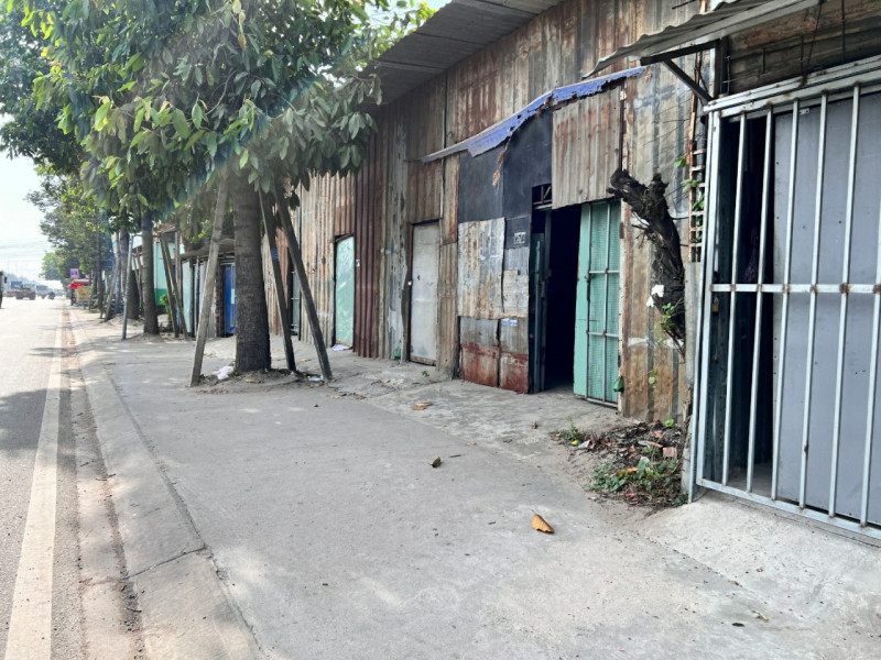  Sát hại gái mại dâm cướp tài sản: Tr.T.Th (SN 1988, quê An Giang) cùng với 4 người bạn là Tr, D, Y.D, B thuê một dãy ki- ốt không số ở phường Thuận Giao, TP Thuận An, tỉnh Bình Dương để hành nghề bán dâm. Ngày 19/12, Tr. thấy một thanh niên đi xe máy dừng trước ki-ốt của Th. để vào mua dâm, sau đó Th được phát hiện đã tử vong. Theo trình bày của nhóm bạn., sau khi bị giết, các tài sản của Th. gồm 1 sợi dây chuyền bằng bạch kim, nhẫn, đồng hồ và điện thoại di động đều bị mất.