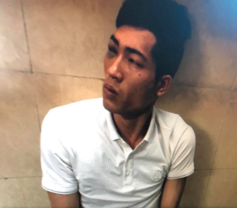  Gái bán dâm bị cướp tài sản: Bùi Văn Đoàn (SN 1993, quê Phú Thọ) lên mạng xã hội tìm hiểu và gọi điện cho Nguyễn Thị M.H (SN 1995, quê Hải Dương) thỏa thuận mua dâm với giá 1,8 triệu đồng/lần. Sau đó, Đoàn hẹn H. đến khách sạn A. trên đường Lê Thị Riêng (phường Bến Thành, quận 1, TP HCM). Trong khi quan hệ, Đoàn bất ngờ trói tay nạn nhân nhưng khi H bị dây siết đau tay, Đoàn cắt bỏ dây này, dùng 3 dây khác cột lại với nhau theo kiểu còng số 8 để cột 2 tay H. rồi cướp ĐTDĐ iPhone 11 Pro Max. Ngày 1/3/2021, Công an quận 1 đã ra quyết định tạm giữ Đoàn về hành vi cướp tài sản. 