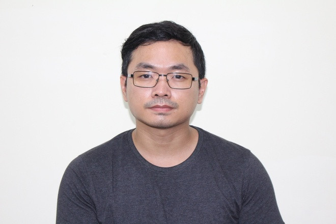  Tên cướp siết cổ gái bán dâm trong khách sạn: Hoàng Thái Phương (32 tuổi, ngụ quận Tân Phú, TP HCM) hẹn gặp gái bán dâm tên T. (24 tuổi, ngụ TP Nha Trang, Khánh Hòa) tại một khách sạn trên đường Nguyễn Khánh Toàn, phường Vĩnh Hải, TP Nha Trang. Sau khi quan hệ, Phương kẹp cổ nạn nhân khiến T. bất tỉnh. Tiếp đó, Phương dùng băng keo dán kín vùng mắt, miệng và lấy dây thừng trói tay, chân nạn nhân. Trước khi bỏ đi, Phương cướp một điện thoại iPhone 12, một lắc tay bằng vàng. Ngày 14/2, Công an TP Nha Trang đã khởi tố, bắt tạm giam Phương về tội Cướp tài sản. 