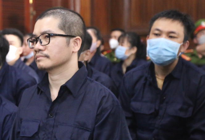 Luyện nói. "Về hoạt động bất động sản, đây là cách thức của các nhà đầu tư tại TP HCM thực hiện". Ngoài ra, Nguyễn Thái Luyện cho rằng cáo trạng truy tố bị cáo chiếm đoạt của hàng nghìn khách hàng với số tiền gần 2.400 tỷ là oan sai. Được biết, Nguyễn Thái Luyện bị VKS đề nghị mức án tù chung thân về tội “Lừa đảo chiếm đoạt tài sản”.