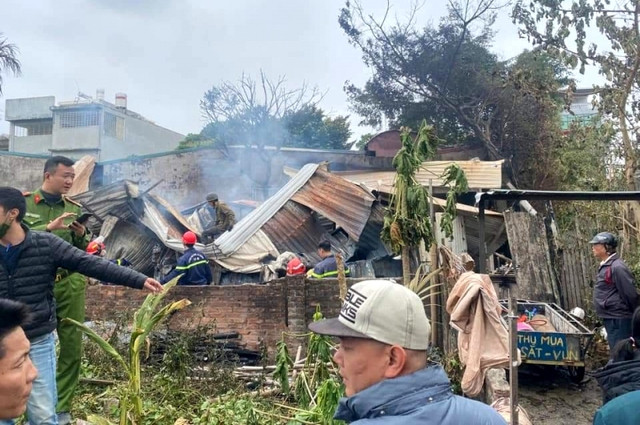 Trước đó, trưa 8/12, một đám cháy bùng phát dữ dội tại ngôi nhà nằm trong ngõ 98, Khúc Thừa Dụ, tổ 10, phường Vĩnh Niệm, quận Lê Chân, TP Hải Phòng. Ngôi nhà tạm được xây tường gạch cao khoảng 1m, phần còn lại là mái quây tôn. Vì là nhà tạm trong ngõ, nhiều đồ đạc vật liệu dễ cháy nên ngọn lửa nhanh chóng bùng phát, bao phủ toàn bộ ngôi nhà. Người dân hô hoán tìm cách dập lửa và thông báo cho lực lượng chức năng. (Ảnh: Giadinh.net)