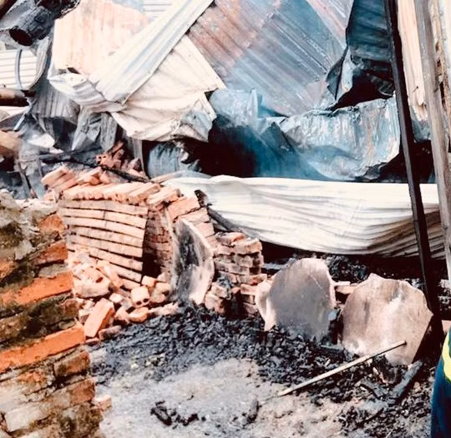 Căn nhà được khóa trái cửa trước khi đám cháy bùng phát, thế nhưng Điểm lại khai nhận ban đầu trong nhà còn có vợ và hai vợ chồng người hàng xóm không kịp thoát thân. Khi khám nghiệm hiện trường, lực lượng chức năng phát hiện ra 3 thi thể đã cháy toàn bộ, được sắp xếp rất ngay ngắn, cùng nằm ngửa và nằm ngay cạnh nhau trong gian nhà trong. Căn nhà Điểm là nhà tạm, chẳng khác gì cái hòm, đằng sau không có lối thoát hiểm, nếu có cháy rất khó có thể thoát thân, nhất là khi cửa cổng đã khóa. Thế nhưng, Điểm lại khai một mình chạy qua 3 người trong lúc gian nhà đang bốc cháy dữ dội. (Ảnh: Nhân Dân) 