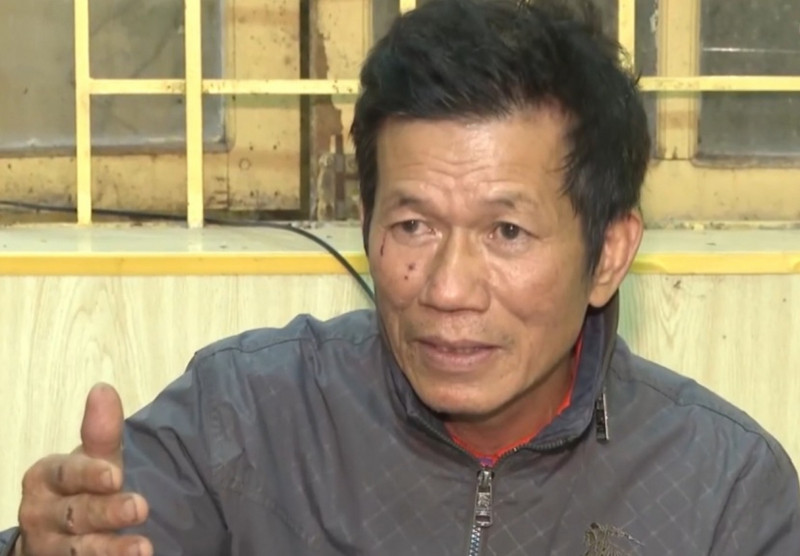 Còn Nguyễn Thế Điểm lúc mới tỉnh lại mếu máo tỏ ra rất thương cảm cho số phận của người vợ và hai vợ chồng người hàng xóm đã không may mắn thoát khỏi đám cháy. Nhưng càng nói, ông ta càng thể hiện nhiều mâu thuẫn trong lời khai. Phải mất gần một ngày đấu tranh, Nguyễn Thế Điểm mới khai nhận hành vi của mình. (Ảnh: CAND) 