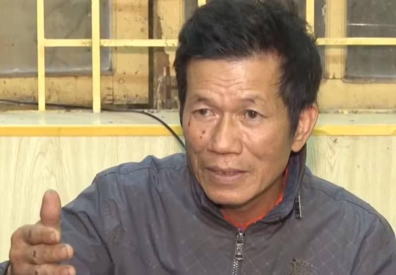 Còn Nguyễn Thế Điểm lúc mới tỉnh lại mếu máo tỏ ra rất thương cảm cho số phận của người vợ và hai vợ chồng người hàng xóm đã không may mắn thoát khỏi đám cháy. Nhưng càng nói, ông ta càng thể hiện nhiều mâu thuẫn trong lời khai. Phải mất gần một ngày đấu tranh, Nguyễn Thế Điểm mới khai nhận hành vi của mình. (Ảnh: CAND) 