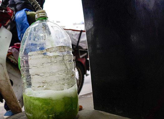 Sau khi tỉnh lại ở bệnh viện, Điểm cho biết, sáng hôm ấy hai vợ chồng ông có mâu thuẫn. Thấy thế, bà P.T.L. cùng chồng là ông L.V.L. là hàng xóm gần đó chạy sang can ngăn. Hai vợ chồng cũng đã làm hòa và vợ chồng người hàng xóm cũng vui vẻ ở lại trò chuyện. Vì xe máy ở nhà hết xăng nên lúc sáng bà L. vợ ông có đi mua xăng về để đổ cho đầy bình. (Ảnh minh họa, nguồn ảnh Internet) 