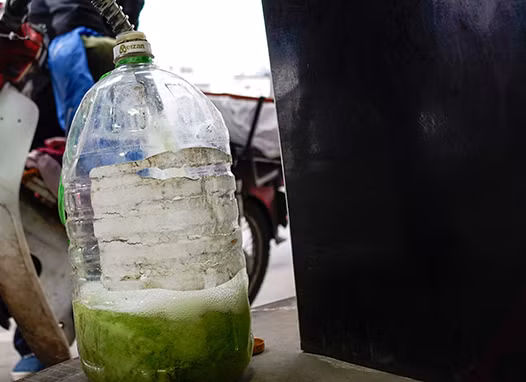 Sau khi tỉnh lại ở bệnh viện, Điểm cho biết, sáng hôm ấy hai vợ chồng ông có mâu thuẫn. Thấy thế, bà P.T.L. cùng chồng là ông L.V.L. là hàng xóm gần đó chạy sang can ngăn. Hai vợ chồng cũng đã làm hòa và vợ chồng người hàng xóm cũng vui vẻ ở lại trò chuyện. Vì xe máy ở nhà hết xăng nên lúc sáng bà L. vợ ông có đi mua xăng về để đổ cho đầy bình. (Ảnh minh họa, nguồn ảnh Internet) 