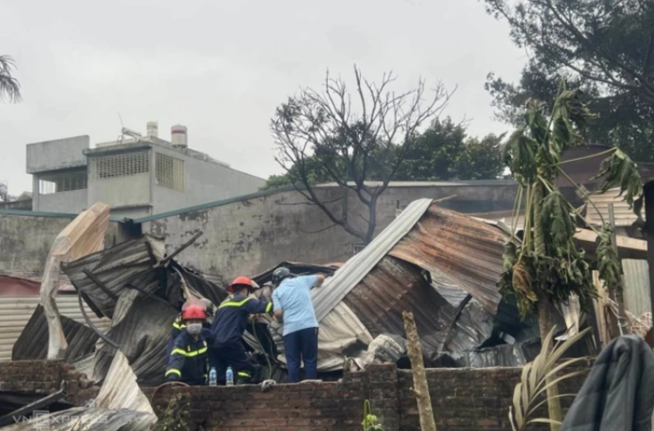 Trong lúc vừa nói chuyện với vợ chồng người hàng xóm, bà L. vừa đổ xăng vào xe máy dựng trong nhà. Lúc này ông Điểm đang hút thuốc gần đó, không may ném tàn thuốc về phía bà L. khiến lửa bén xăng xe, bùng cháy dữ dội. Điểm may mắn chạy thoát khỏi đám cháy nhưng vì cửa nhà bị khóa nên không kịp thoát thân dẫn đến bị ngạt khói mà nằm ngất tại cổng. Nhưng sau đó ông ta may mắn được hàng xóm phá cửa đưa đi cấp cứu kịp thời. 