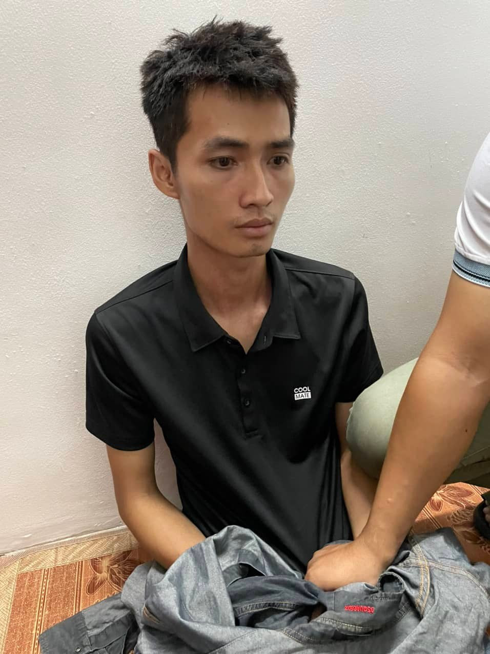  Bé 3 tuổi bị đánh, nhét vào tủ đông: Ngày 15/8, Công an tỉnh Hà Nam đã khởi tố, bắt giữ Nguyễn Trường Giang (26 tuổi), trú tại thôn 8, xã Chính Lý, Lý Nhân, để điều tra, làm rõ về hành vi "Giết người". Nạn nhân là bé N.H.Đ (3 tuổi, cháu nội chủ nhà Giang thuê để mở quán trà sữa). Trước đó, ngày 13/8, cháu N.H.Đ. sang quán trà sữa của Giang chơi. Bực tức vì bị cháu Đ. gọi, hỏi nhiều, Giang đã dùng chiếc chày bằng kim loại đập trúng đầu khiến cháu Đ. bị ngã khỏi giường, đập đầu xuống sàn nhà. 