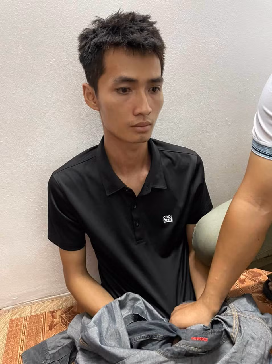  Bé 3 tuổi bị đánh, nhét vào tủ đông: Ngày 15/8, Công an tỉnh Hà Nam đã khởi tố, bắt giữ Nguyễn Trường Giang (26 tuổi), trú tại thôn 8, xã Chính Lý, Lý Nhân, để điều tra, làm rõ về hành vi "Giết người". Nạn nhân là bé N.H.Đ (3 tuổi, cháu nội chủ nhà Giang thuê để mở quán trà sữa). Trước đó, ngày 13/8, cháu N.H.Đ. sang quán trà sữa của Giang chơi. Bực tức vì bị cháu Đ. gọi, hỏi nhiều, Giang đã dùng chiếc chày bằng kim loại đập trúng đầu khiến cháu Đ. bị ngã khỏi giường, đập đầu xuống sàn nhà. 