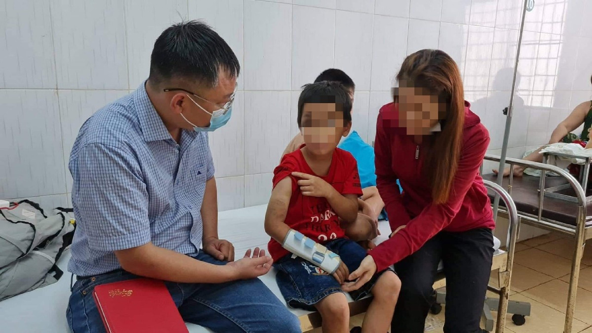 Trước đó, UBND xã Ea Ning, huyện Cư Kuin nhận được đơn phản ánh của bà L.T.T. (bà ngoại cháu A., trú thôn 18, xã Ea Ning) về vụ việc cháu A. ở cùng bà nội và cha ruột bị đánh đập, bạo hành. Theo phản ánh, cha mẹ cháu A. ly hôn năm 2013, nên cháu về sống với mẹ và ông bà ngoại. Lúc đó, mẹ A. được quyền nuôi con, phía cha A. có trách nhiệm chu cấp mỗi tháng 500.000 đồng cho đến khi con 18 tuổi. Tuy nhiên, cha A. chỉ chu cấp được 4 tháng rồi dừng.