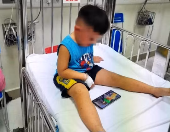 Thấy cháu Đ. khóc to, Giang dỗ dành không được nên đã bịt miệng, bóp, ghì cổ, ấn nằm xuống sàn nhà. Sợ mọi người biết chuyện, Giang lấy dây buộc giày siết cổ bé Đ. rồi đặt bé vào bên trong thùng carton, sau đó đặt vào tủ đông. Giang còn đặt tiếp chiếc máy dập nắp hộp trà sữa lên trên nắp tủ đông rồi khóa cửa, lấy xe máy bỏ đi 