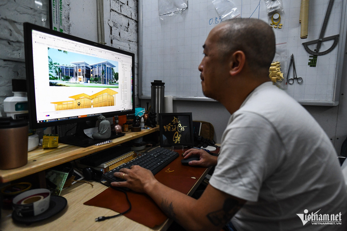 Ngoài ra khách hàng còn có thể làm tranh dát vàng theo nhu cầu cá nhân. Các nghệ nhân sẽ thiết kế, tạo hình theo ảnh rồi hiện thực hoá với các hình khối nổi, sinh động.