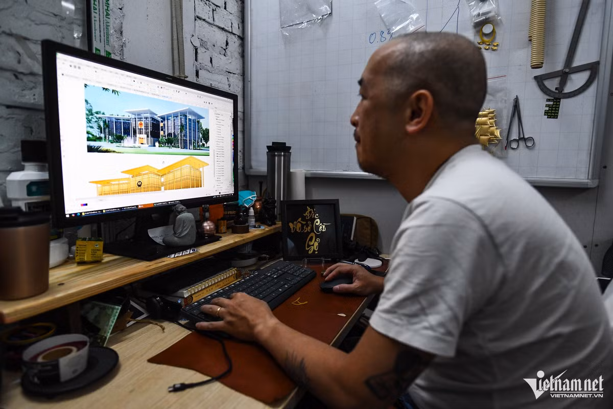 Ngoài ra khách hàng còn có thể làm tranh dát vàng theo nhu cầu cá nhân. Các nghệ nhân sẽ thiết kế, tạo hình theo ảnh rồi hiện thực hoá với các hình khối nổi, sinh động.