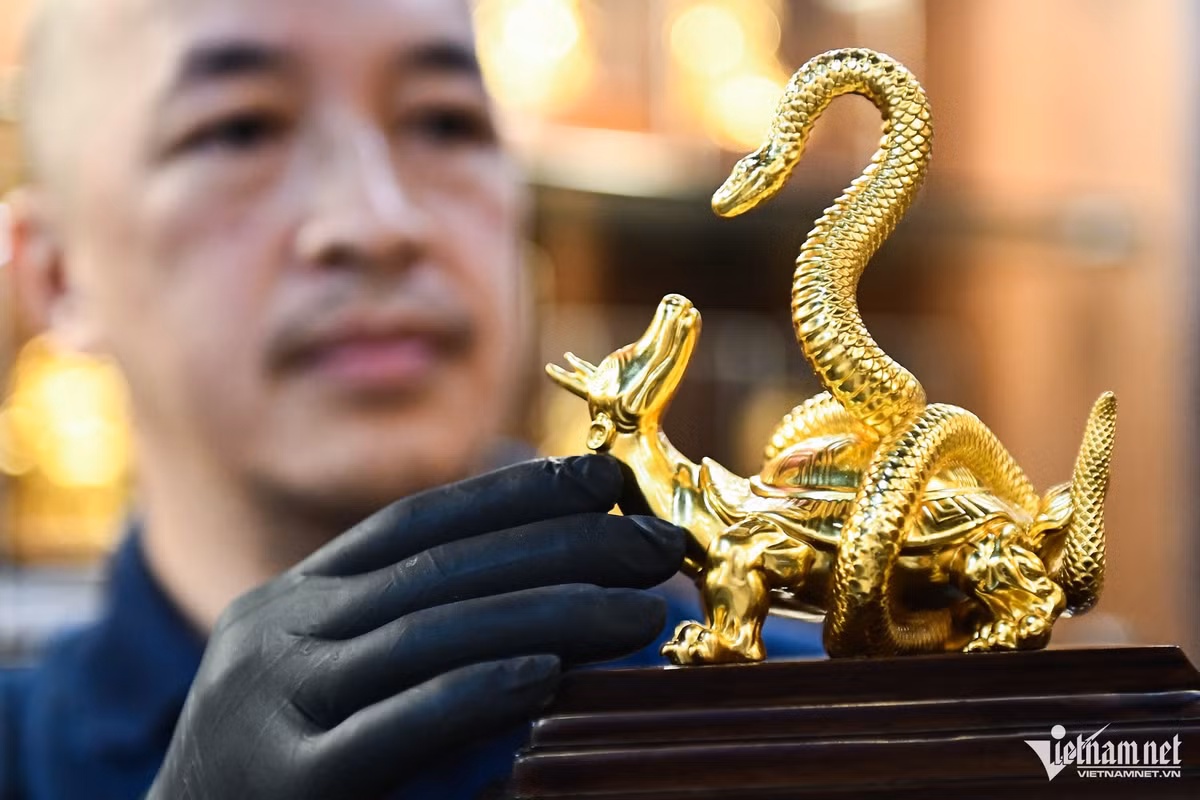 Trong văn hóa phương Đông, rắn là biểu tượng của sự may mắn, tài lộc và trí tuệ, là loài vật tượng trưng cho sự tái sinh, lột xác, vươn lên mạnh mẽ.