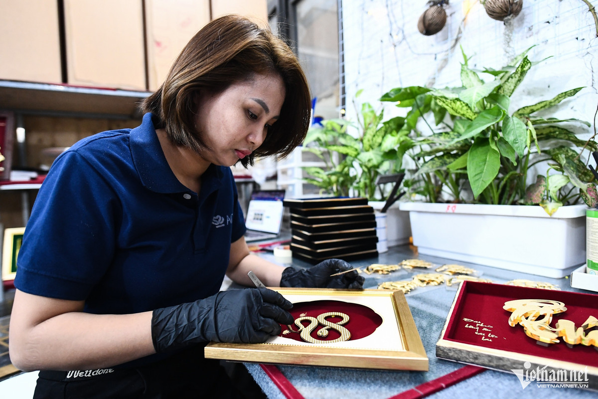 Tại một cơ sở sản xuất quà Tết ở Tây Mỗ (Nam Từ Liêm, Hà Nội), tranh có hình linh vật rắn được khách đặt mua từ tháng 9 Âm lịch. Theo người chủ doanh nghiệp, khách hàng thường có tâm lý đặt hàng sớm để tránh phải chờ đợi trong dịp cận Tết.