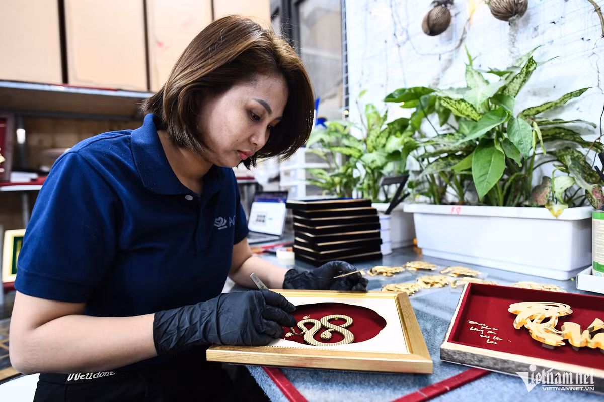 Tại một cơ sở sản xuất quà Tết ở Tây Mỗ (Nam Từ Liêm, Hà Nội), tranh có hình linh vật rắn được khách đặt mua từ tháng 9 Âm lịch. Theo người chủ doanh nghiệp, khách hàng thường có tâm lý đặt hàng sớm để tránh phải chờ đợi trong dịp cận Tết.