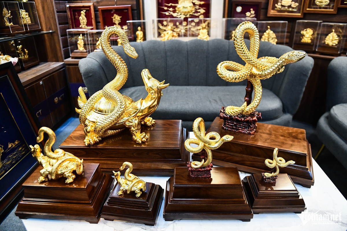 Những sản phẩm đã hoàn thiện độc đáo tại đây có linh vật rắn cỡ 35cm x 55cm x 69cm (giá 99 triệu đồng) và bức tượng nhỏ nhất, kích thước 19,5cm x 14cm x 25cm (8,8 triệu đồng). 