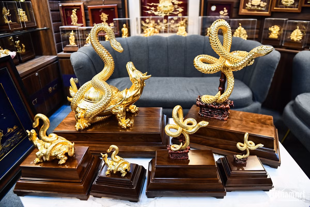 Những sản phẩm đã hoàn thiện độc đáo tại đây có linh vật rắn cỡ 35cm x 55cm x 69cm (giá 99 triệu đồng) và bức tượng nhỏ nhất, kích thước 19,5cm x 14cm x 25cm (8,8 triệu đồng). 