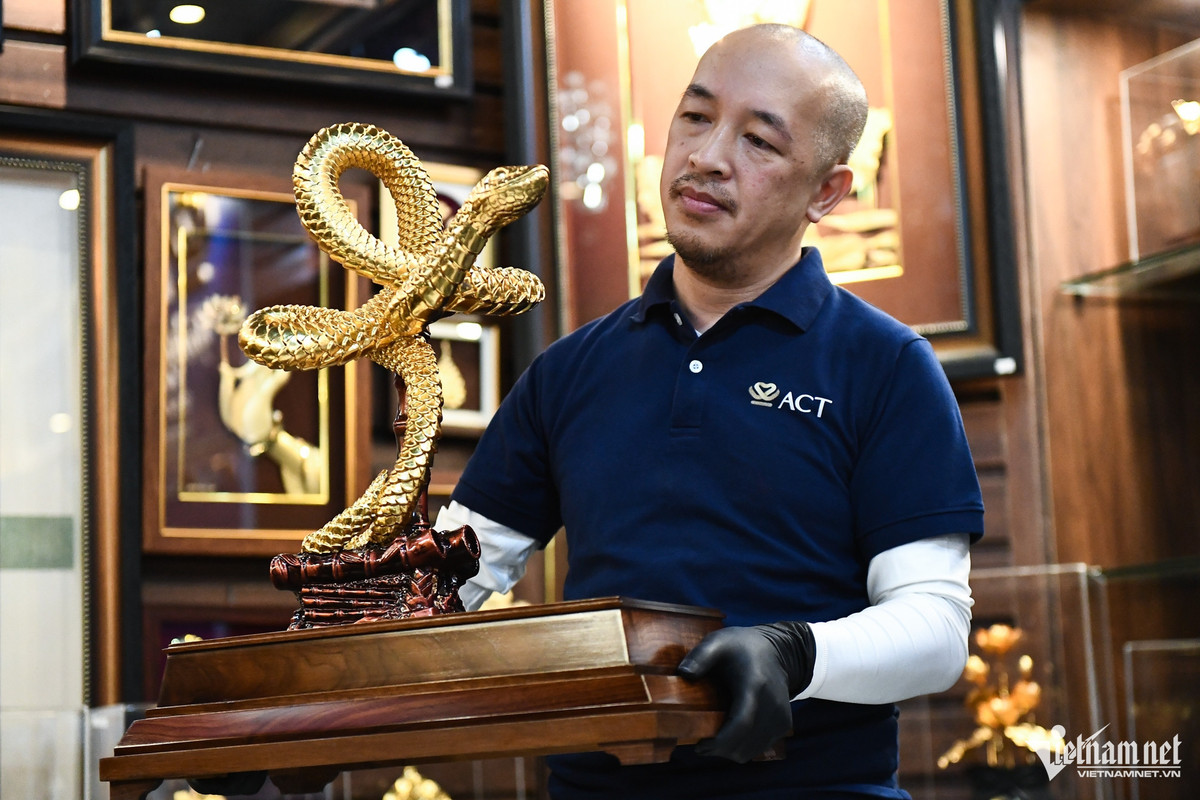 Nghệ nhân Nguyễn Tùng Lâm (Công ty Act Gold) cho biết, cơ sở của anh triển khai mặt hàng quà tặng Tết dát vàng từ năm 2019 đến nay, vào dịp này mỗi năm đều nhận được rất nhiều đơn hàng là linh vật Tết, tranh vẽ với hàng trăm chiếc mỗi đơn.
