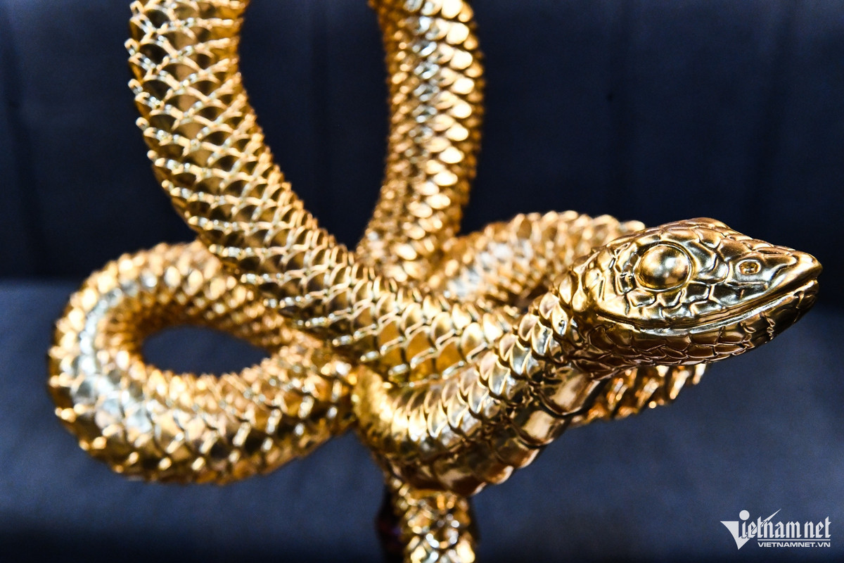 Theo anh Tùng Lâm, việc tạo hình linh vật ngoài chi tiết trên thân đảm bảo thẩm mỹ thì cần chú trọng tới biểu cảm, thần thái. Với rắn của năm Ất Tỵ, đôi mắt và miệng được thiết kế tạo cảm giác lành, đầu hướng lên trên và không có răng nanh.