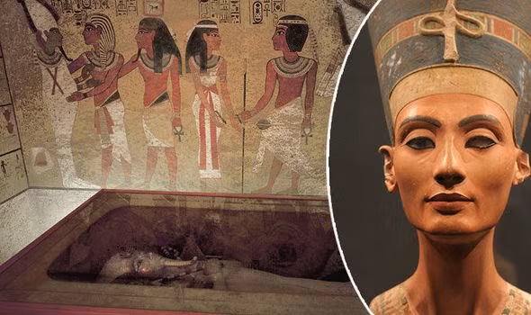 Pharaoh và Nữ hoàng Ai Cập này trở thành thầy tế. Những người gia nhập giáo phái Aten đều phải thông qua họ.