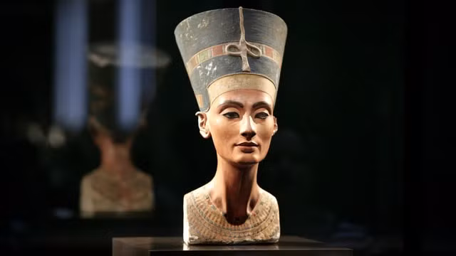 Kể từ đó, một số giả thuyết được đưa ra để lý giải việc mất tích của Nữ hoàng Nefertiti khỏi lịch sử.