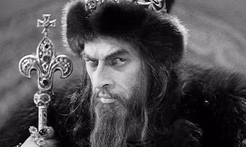 Ivan IV hay (còn được gọi là Ivan bạo chúa) là con trai của Hoàng đế Vasily III. Đến năm 14 tuổi, Ivan chính thức nắm quyền cai trị đất nước. Kế đến, năm 1547, khi 16 tuổi, ông trở thành Sa hoàng, mở đầu cho một loạt sự kiện "kinh thiên động địa".