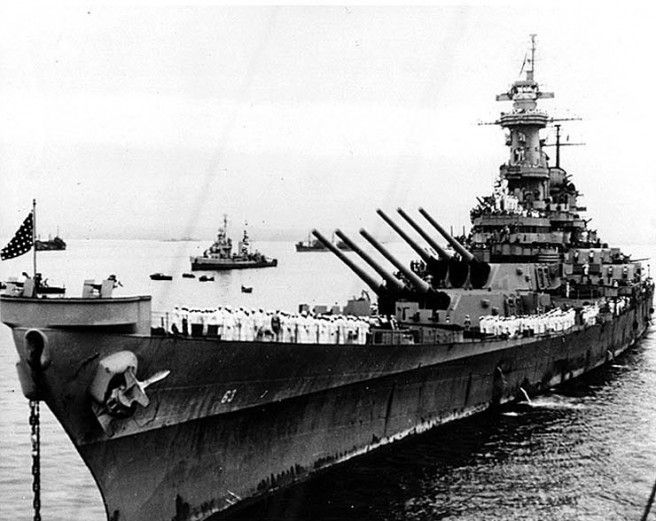 Cụ thể, sáng ngày 2/9/1945, lễ đầu hàng của Nhật Bản diễn ra trên tàu USS Missouri (trong ảnh) - thiết giáp hạm cuối cùng được biên chế vào hải quân Mỹ - ở vịnh Tokyo. Sự kiện lịch sử này đánh dấu sự kết thúc Chiến tranh thế giới 2. Ảnh: Naval Historical Center.