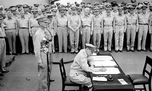 Trong ngày 2/9/1945 lịch sử, Tướng Douglas MacArthur (trong ảnh) đại diện cho Liên hợp quốc ký nhận lời đầu hàng vô điều kiện của Nhật Bản trên tàu USS Missouri. Ảnh: U.S Army photo.