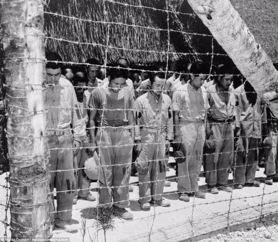 Theo Mail Online, trận chiến giữa Mỹ và Nhật ở Guam năm 1944 đã cướp đi sinh mạng của 20.000 người ở cả hai phía. Trong ảnh là binh lính Nhật Bản cúi đầu sau khi nghe Nhật Hoàng tuyên bố đầu hàng vô điều kiện vào tháng 8/1945.