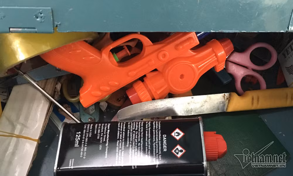 Nhiều vật dụng có thể uy hiếp chuyến bay đều buộc phải để lại tại cổng soi chiếu.