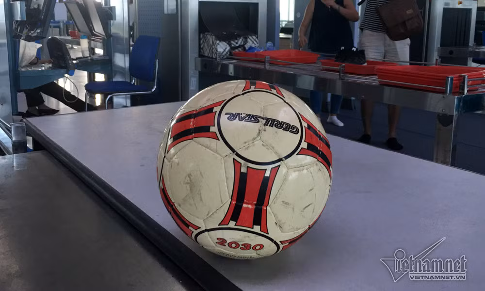 Một quả bóng bơm căng không được mang lên máy bay, mà phải xì hết hơi.