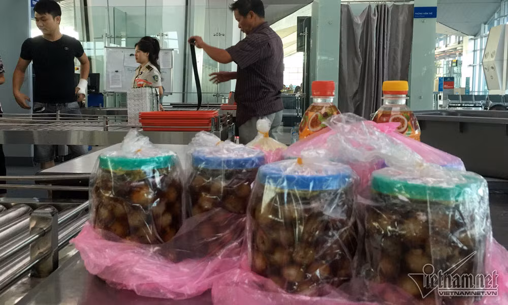 Có 6 hũ cà muối và 2 chai rượu của hành khách phải để lại sân bay. Hàng hóa này không được mang xách tay lên máy bay vì không đảm bảo an toàn.